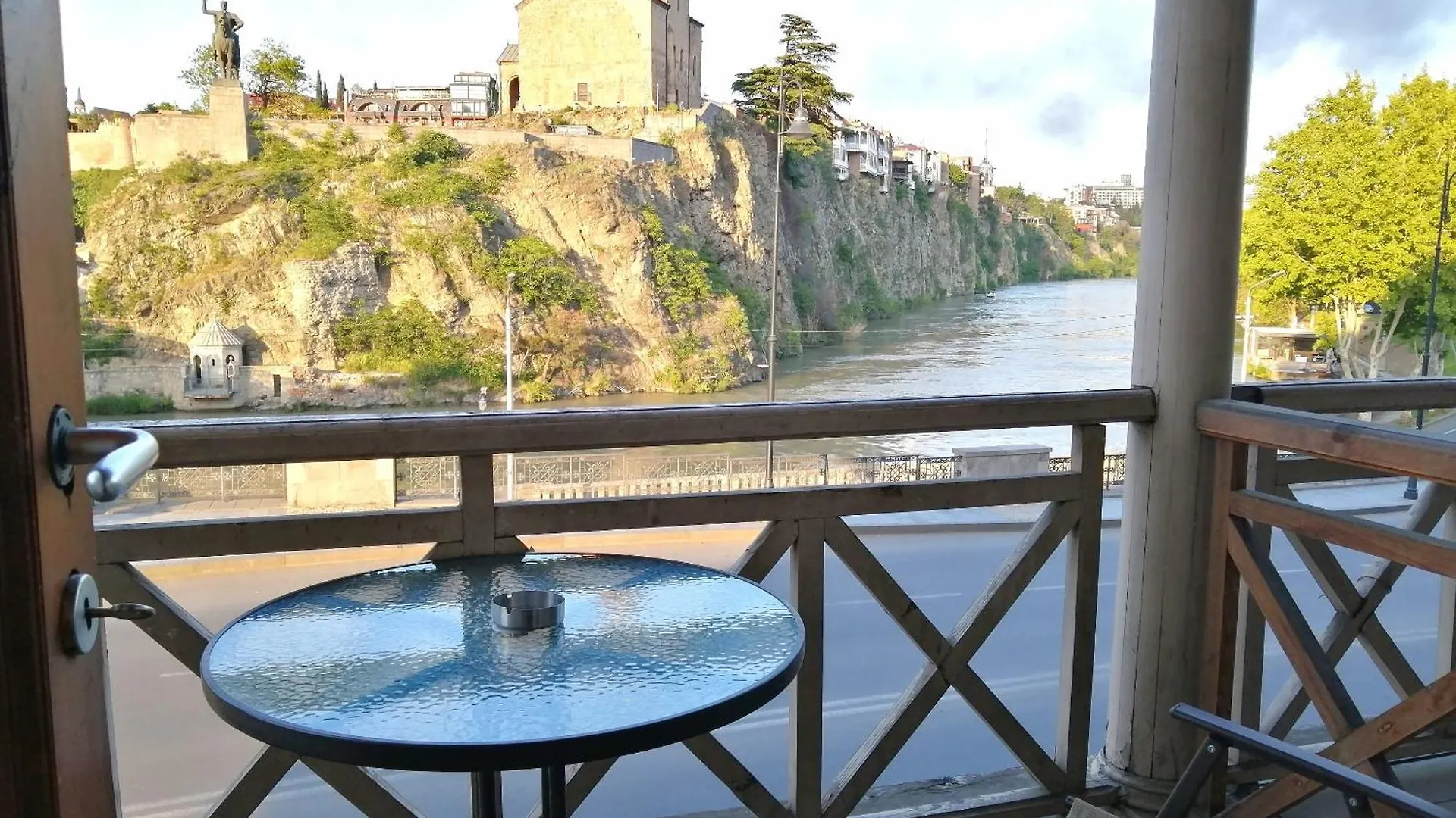 ティビリシStunning View From A Private Balconyアパートメント グルジア